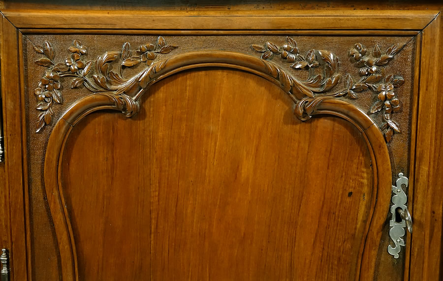D&eacute;tail d&rsquo;une porte galb&eacute;e polylob&eacute;e d&rsquo;un buffet de chasse de Provence